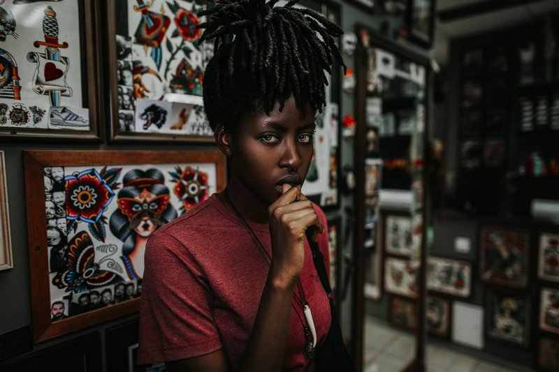 чернокожая девушка, дредды, тату  Good Sign 1photo preview