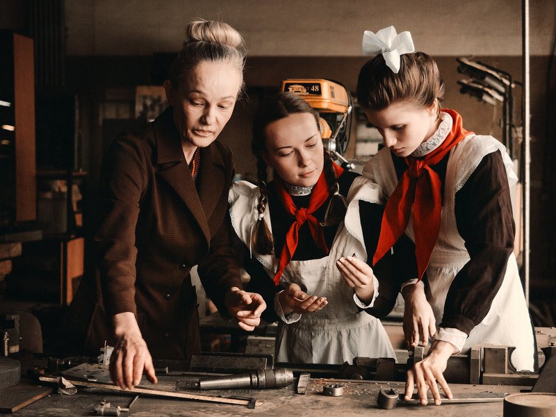 постановочное фото, девушки, красные галстуки, пионеры, пионерки Back in the U.S.S.R.photo preview