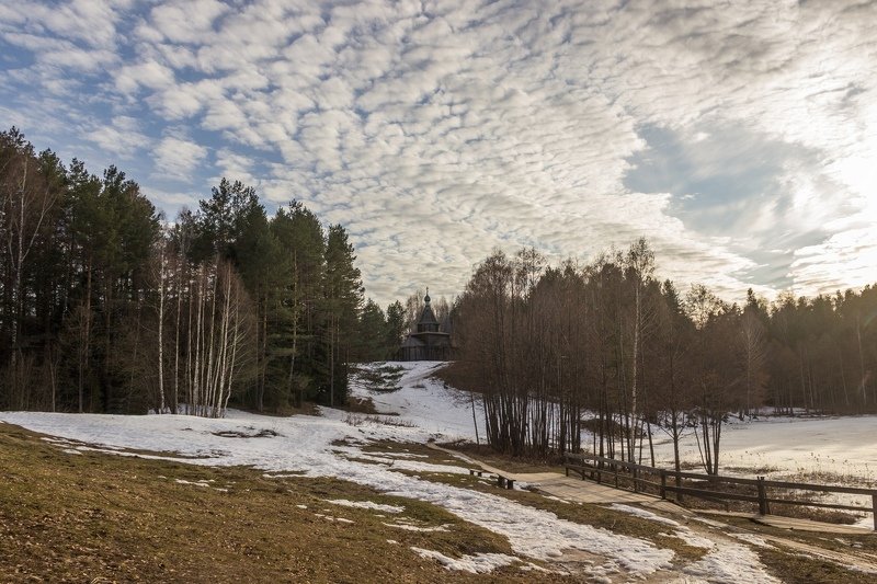 У озераphoto preview