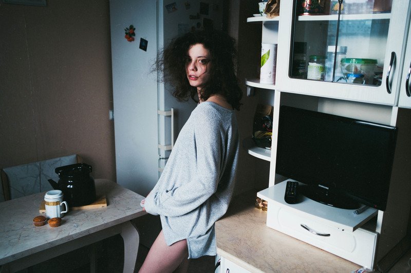 естественный свет, утро, кухня, девушка photo preview