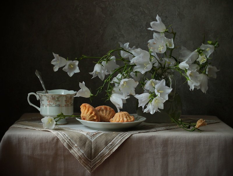 колокольчики ,чашка ,кексики ,букет ,цветы, утро С колокольчиками или доброе утро.photo preview