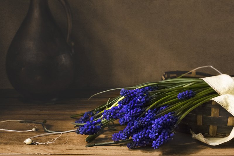 цветы, мускари, корзинка, кувшин, натюрморт, синий С мускариphoto preview