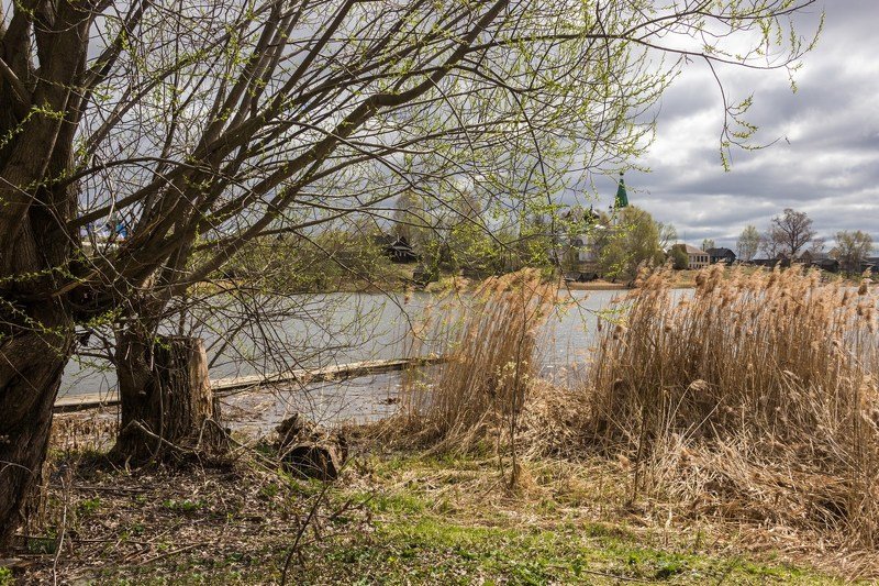 У озераphoto preview