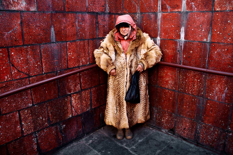 бездомная, женщина, шуба Бездомная в шубеphoto preview