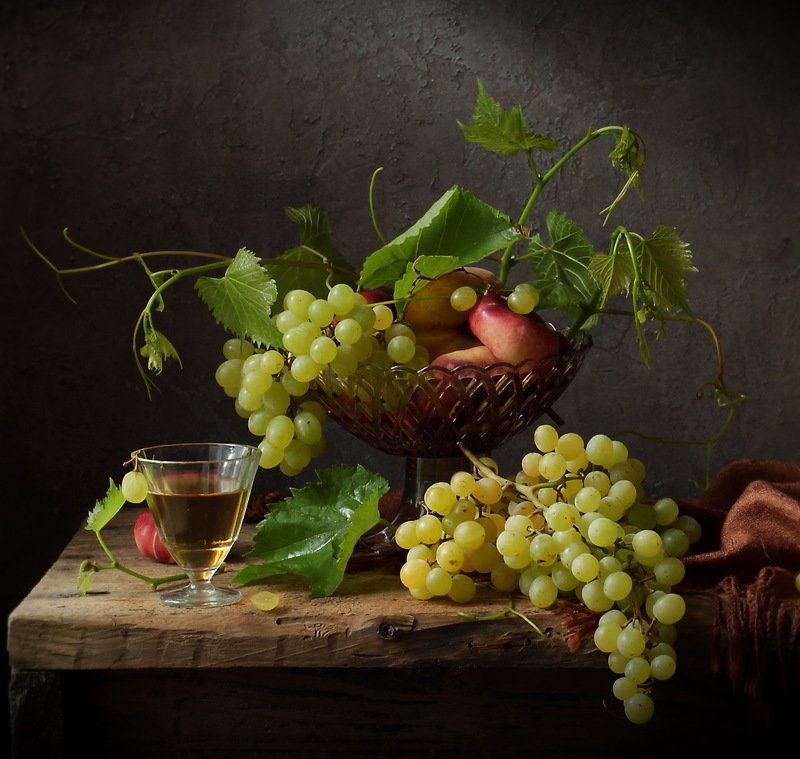 натюрморт, вино, виноград, фрукты с вином и виноградомphoto preview