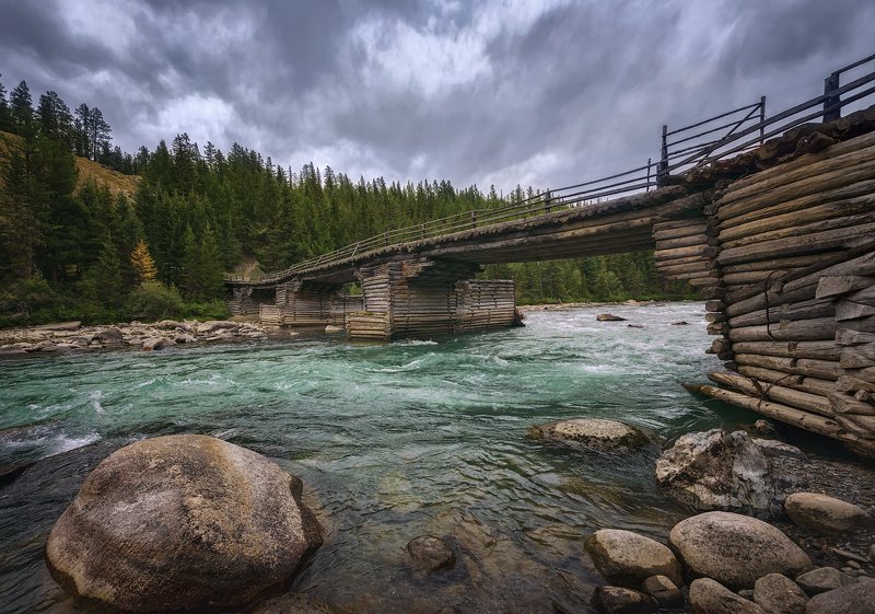 У старого мостаphoto preview