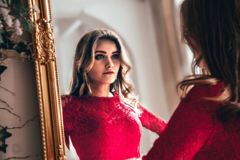 девушка, зеркало, портрет, красный, платье, рамка, отражение ***photo preview