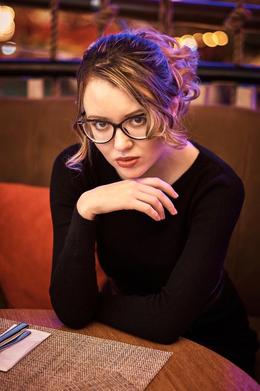 #портрет #portrait #модель #models #portrait_perfection #красивыйсвет #beatifullight #уличныйсвет #streetlight #фотосессия #фотосессиявмоскве #москва #nikon Немного жаль. Немного жаль... немного...photo preview