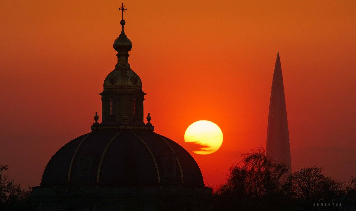 Между прошлым и будущим.. Автор: Семенюк Василий питер, петропавловский собор, башня газпрома, вечер, закат, солнце, городской пейзаж, saint-petersburg, city, gazprom tower, dusk, sunset, sun, cityscape, mood., Семенюк Василий