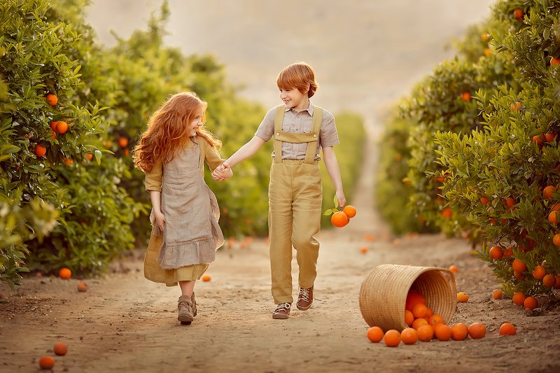 апельсины дружба мальчик девочка улыбка ***photo preview