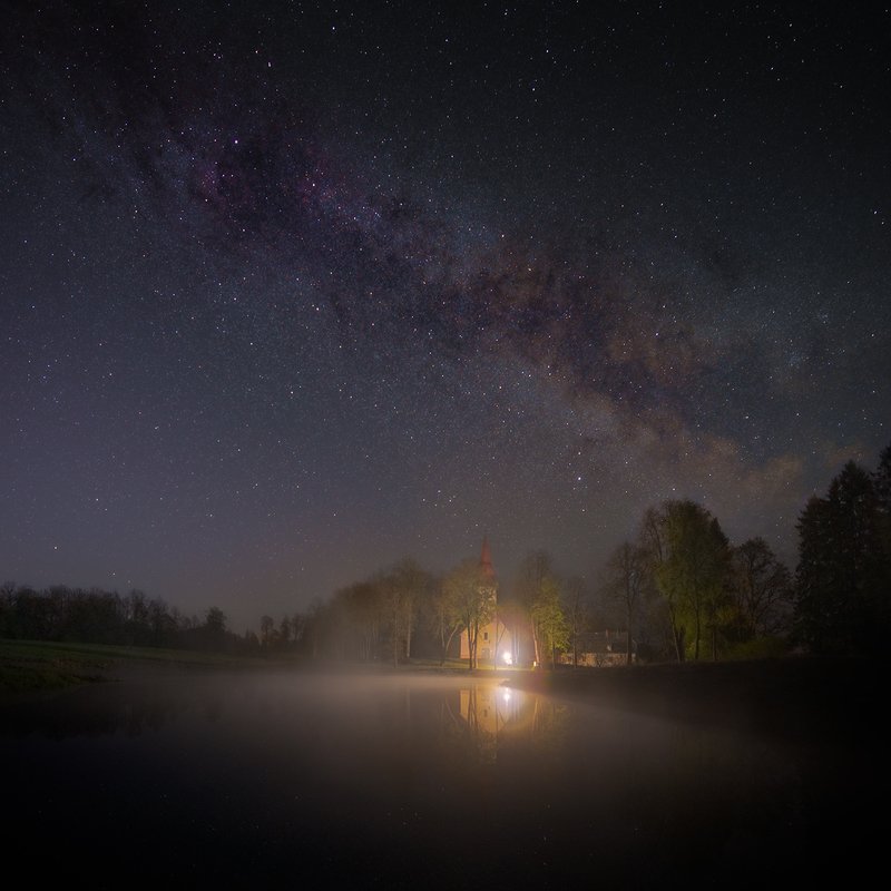 Milkyway over Araisi churchphoto preview