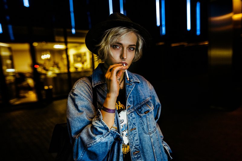 девушка, сигарета, ночь, неон Alinaphoto preview