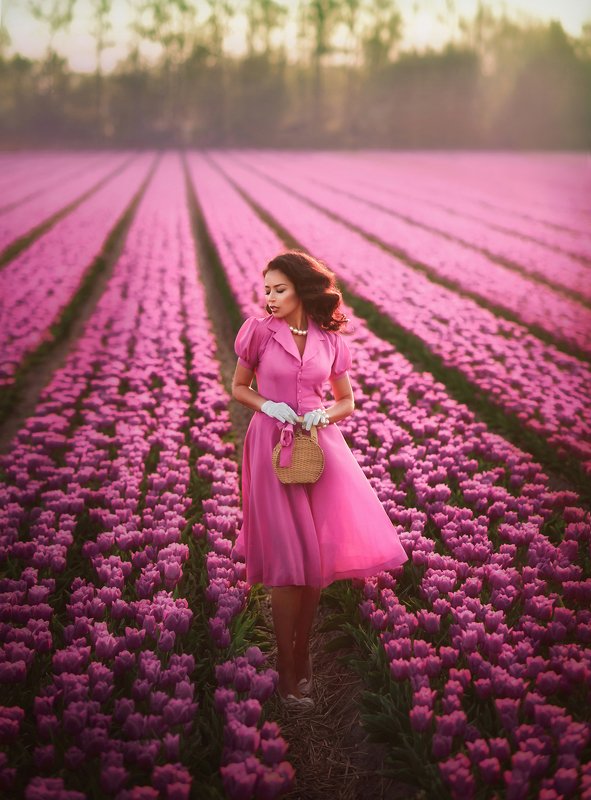 тюльпановые поля,девушка,леди ,розовые цветы,тюльпаны,красивая женщина, Розовое безумиеphoto preview