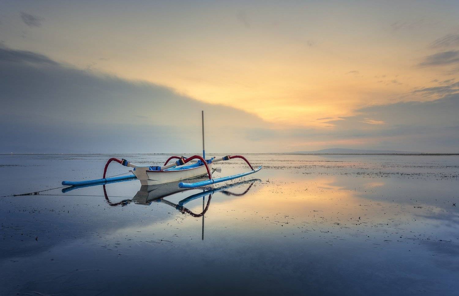 Рассвет на пляже Санур. Бали. Автор: Павел Попов Лодка, рассвет, пляж, Павел Попов