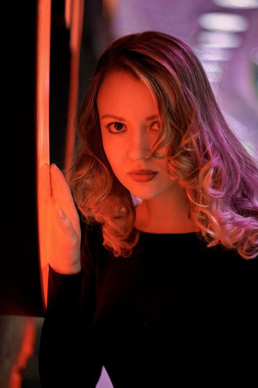 #портрет #portrait #модель #models #авиапарк #портретнаулице #portraitstreet #уличнаяфотография #streetphotography #фотосессиявмоскве #фотограф #photographer #максимкоротовских #москва #россия #moscow #russia #nikon На листе бумаги красным нарисую облака...photo preview