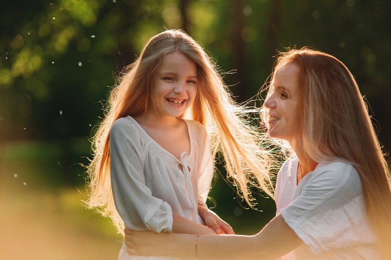 Photo, light, children, family, mother, girl, natural light, minsk, canon Смехphoto preview