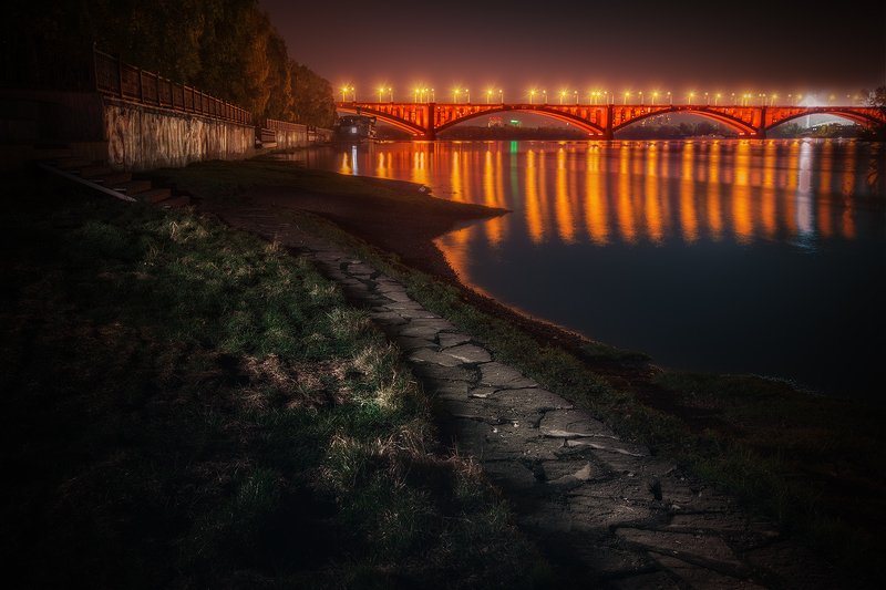 пейзаж, город, архитектура, набережная, мост, коммунальный, подсветка, свет, блик, отражение, ночь, берег, тропа, трава, енисей, красноярск, река, камни Экологическая тропаphoto preview