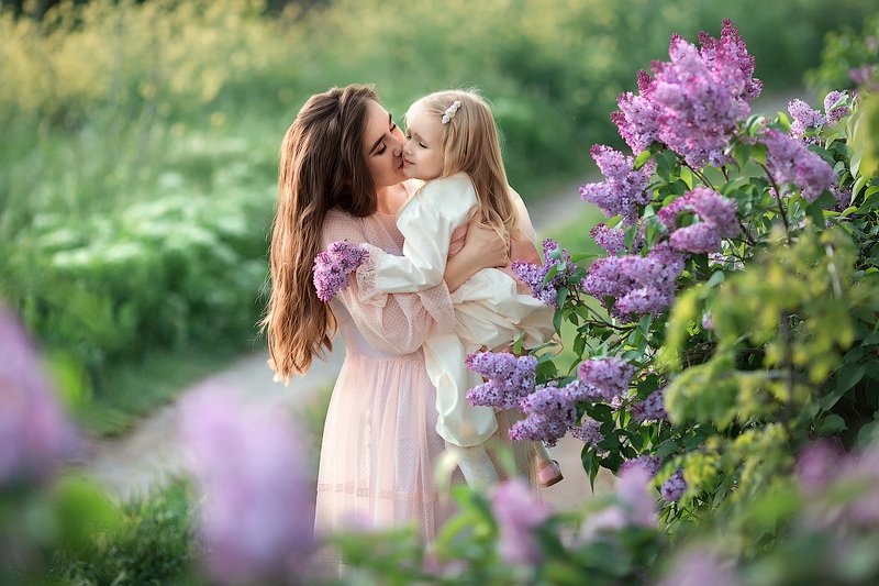 фотопрогулка, семейная фотосессия, весна, мама и дочка, семейная фотосессия, семейный фотограф, фотосессия, радость, счастье, детский и семейный фотограф, дети на фото, мама и малышка, девочка, семья, семейное фото, закат, вечер, сирень, крымская весна Мама и дочкаphoto preview