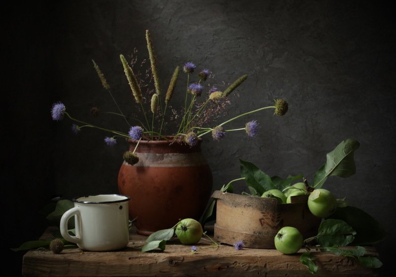 натюрморт, горшок, яблоки, кружка, трава, деревня Деревенские воспоминанияphoto preview