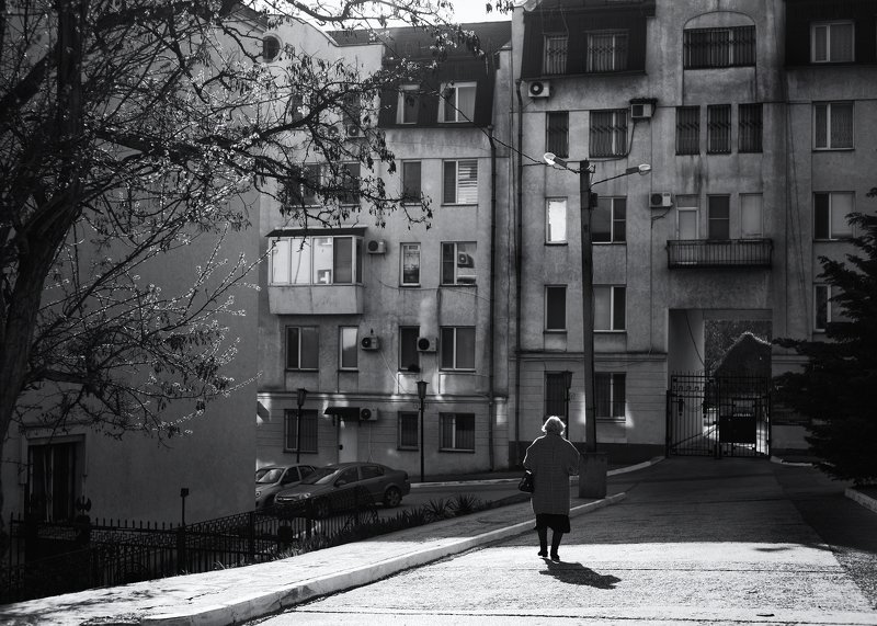 город Керчь, чб, человек, стрит ***photo preview