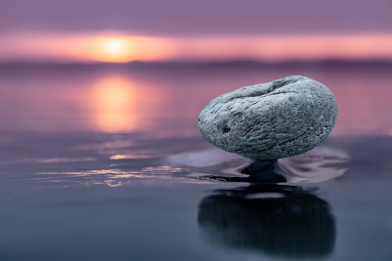 лед, байкал, ольхон, пейзаж, зима, рассвет, закат, льдина, сибирь, иркутск, озеро, камень, камень на ножке Левитирующий каменьphoto preview