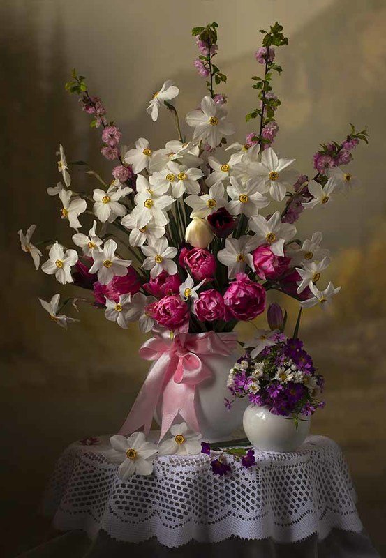 натюрморт с нарциссами,с тюльпанами,весна,букет,цветы,художественное фото,искусство. photo preview