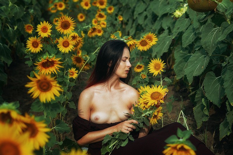 Девушка с подсолнухамиphoto preview