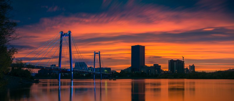 пейзаж, природа, город, архитектура, красноярск, енисей, сибирь, мост, вантовый, подсветка, берег, набережная, свет, краски, отражения, река, закат, большой, высокий, небоскреб Город на большой рекеphoto preview