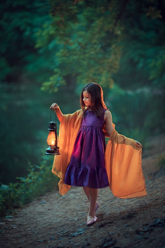 в лесу, девочка, лампа, вечер, детская фотосессия, детский фотограф, фотограф москва, лес, природа Вечерphoto preview