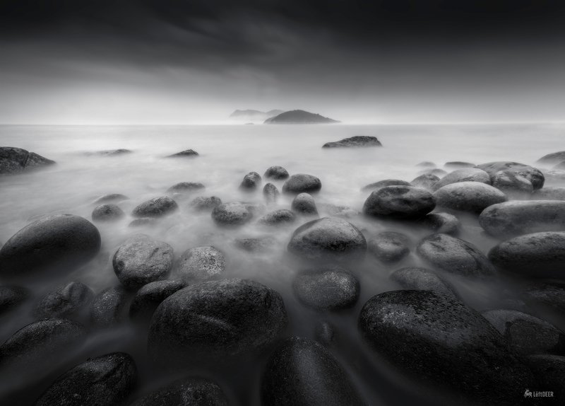 sea,black & white,travel,sky,wave,typhoon,light and shadow,cobblestone Pebble beachphoto preview