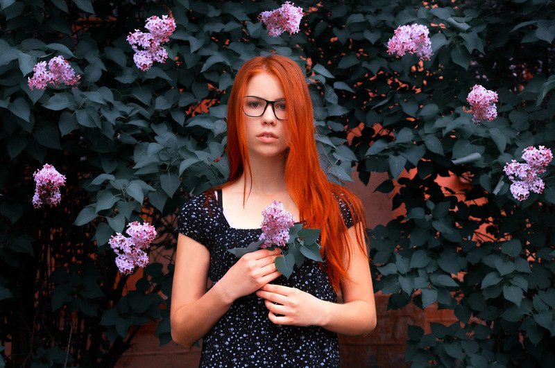 девушка, рыжая, цветы, сад, сирень, вечер,зелень, сони, Дианаphoto preview