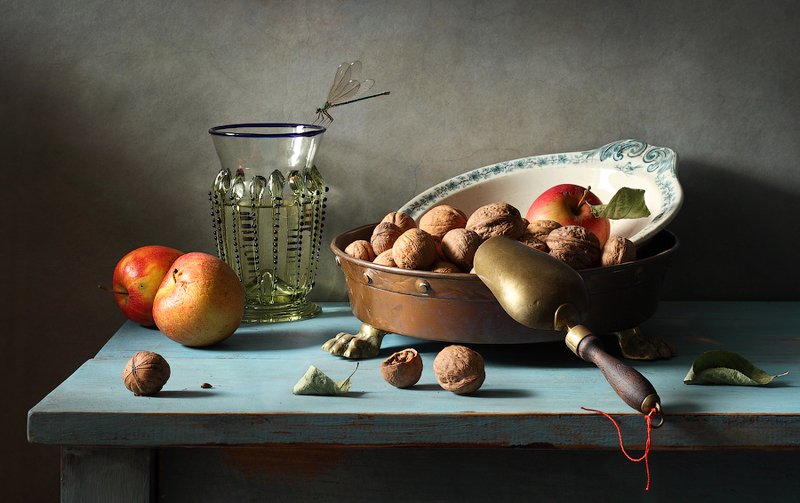 Яблоки и орехиphoto preview