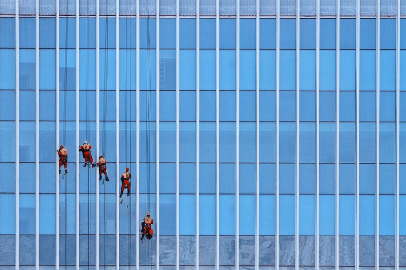 Men clean the building glassphoto preview