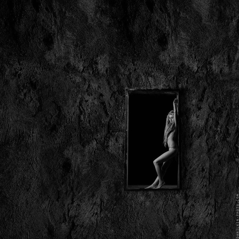 девушка, стена, дреды, чб Катяphoto preview