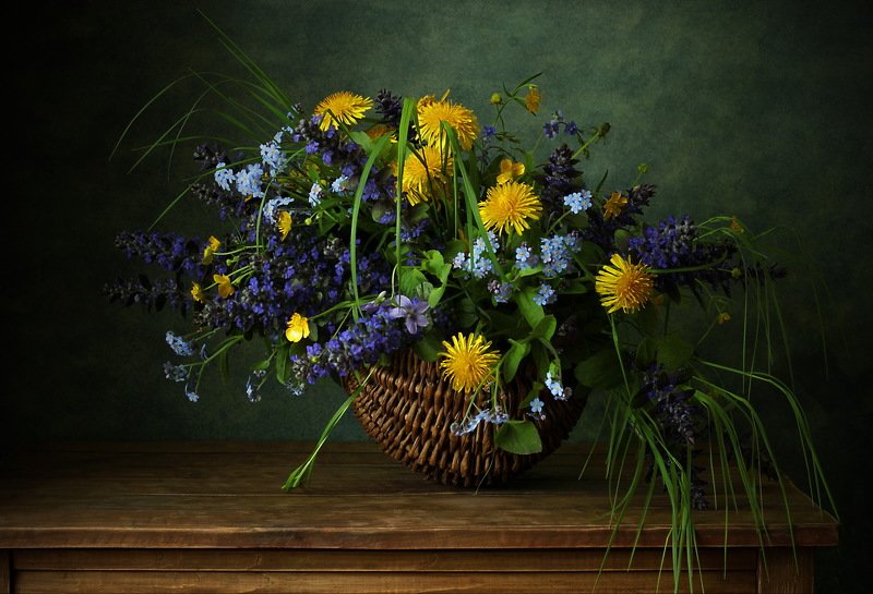 натюрморт., цветы., корзинка., одуванчик., живучка., незабудка летнийphoto preview