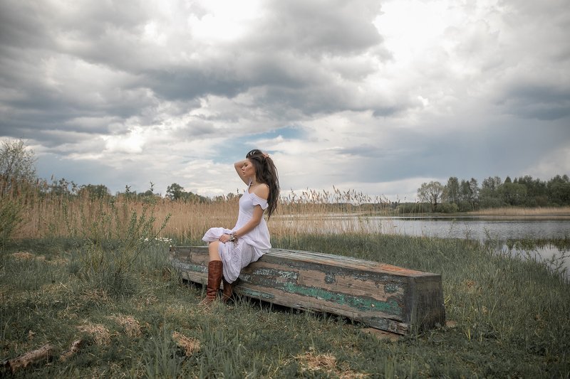 ветер мысли глубоко озеро ложка девушка белоеплатье волосыповетру волосы настроение весна осень lady wind грусть тордуа torduafoto Настроение ВЕТЕРphoto preview