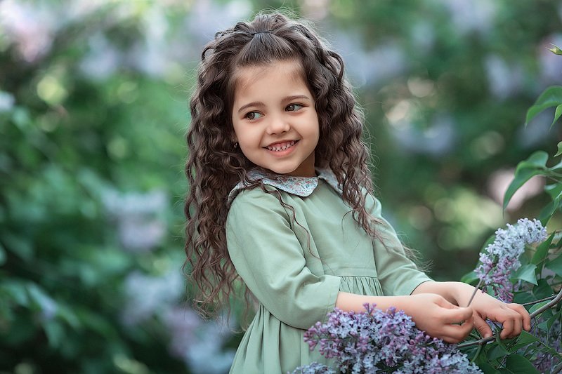 девочка,  детская и семейная фотосессия, детский и семейный фотограф, радость, восторг, счастье, фотосессия, маленькие дети, детское фото, детский фотограф, детское фото, детская фотосессия, весна, сирень,восторг Эсми и сиреньphoto preview