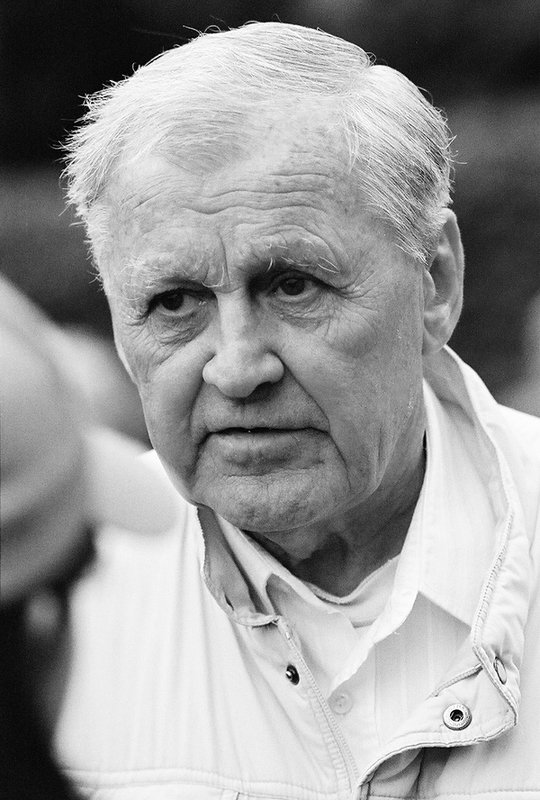 ...просто прохожийphoto preview