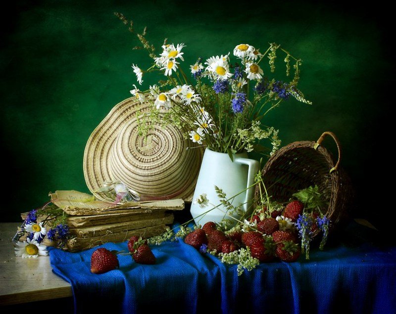 Натюрморт с клубникойphoto preview