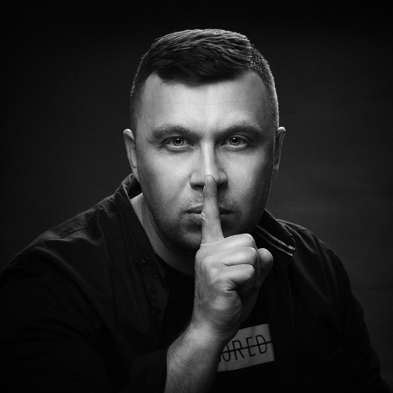 портрет лицо мужчина палец жест Находясь в тишине слушай сердцеphoto preview