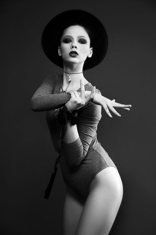 девушка чб шляпа пальцы модель Ксенияphoto preview