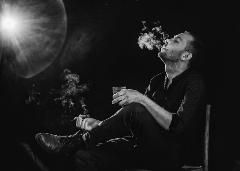 мужской портрет, портрет, мужчина, чернобелое фото, дым, сигара  photo preview