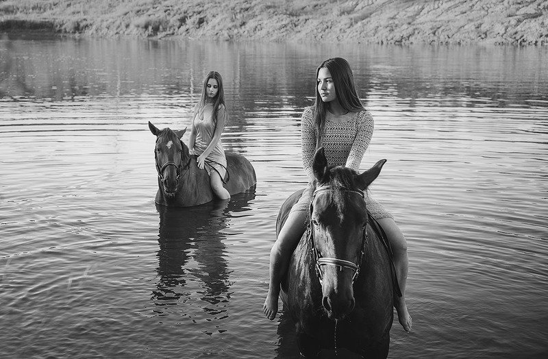 Купание конейphoto preview