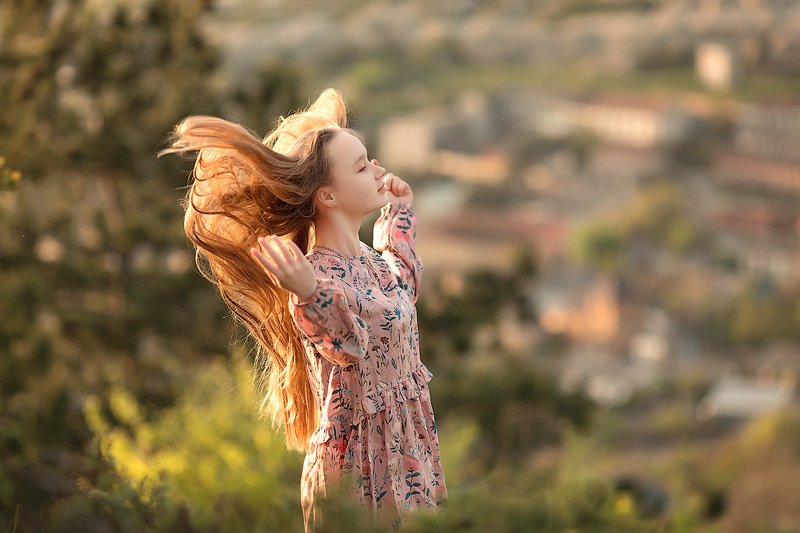 фотограф, зеркальный фотоаппарат canon mark iii, фотопрогулка, девочка, лето, закат, девушка, фотосессия, детский фотограф, счастье, радость, дети на фото, семейная фотография, любовь, крым, горы, закат, восторг Солнышко и ветер в...волосах...photo preview