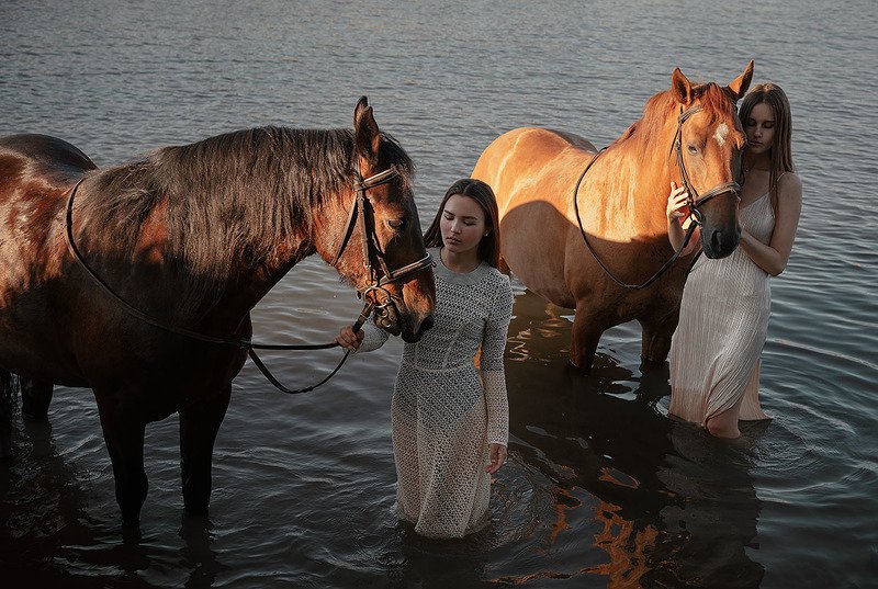портрет, лошадь, девушка, река Купание конейphoto preview