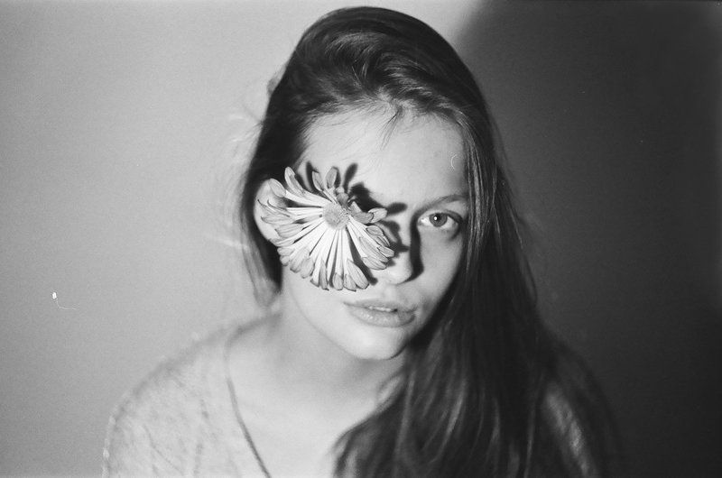 bw, portreit, film, flower, портрет, пленка, цветы, ilford hp5 Julia (on film)photo preview