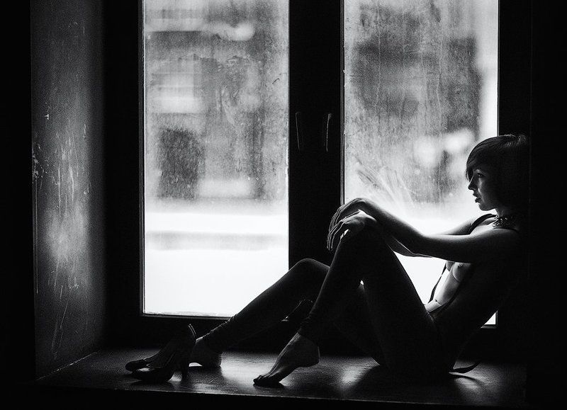 девушка, окно, морозные узоры, узоры на стекле, ч/б, ню Морозные узорыphoto preview