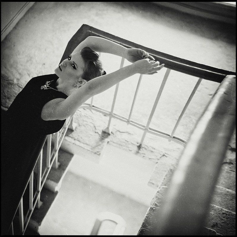 девушка, платье, город, дом, лестница ***photo preview