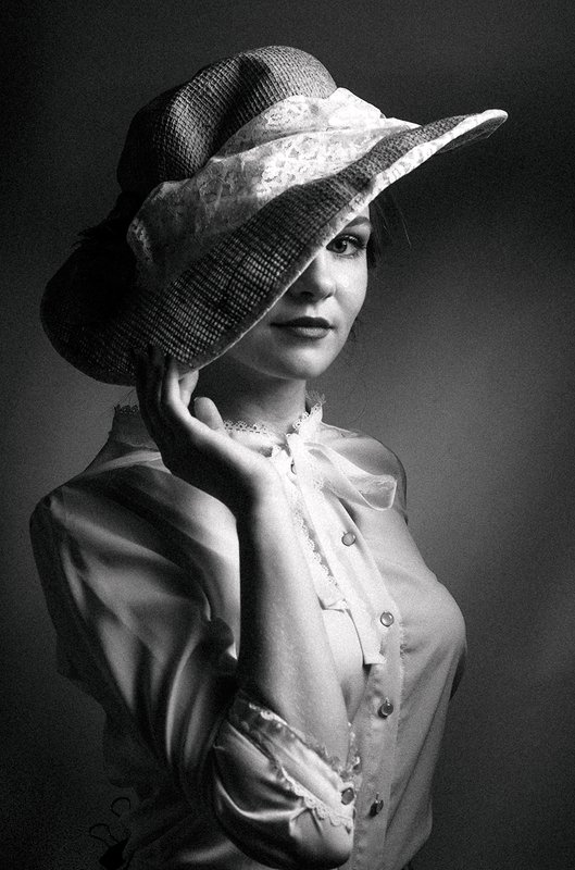 портрет, постановочная фотография, в шляпе, чёрно-белое, гламур, ретро, art, студийный свет, улыбка, позитивное, романтическая * * *photo preview