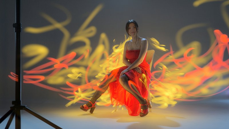 девушка Девушка в цветном светеphoto preview